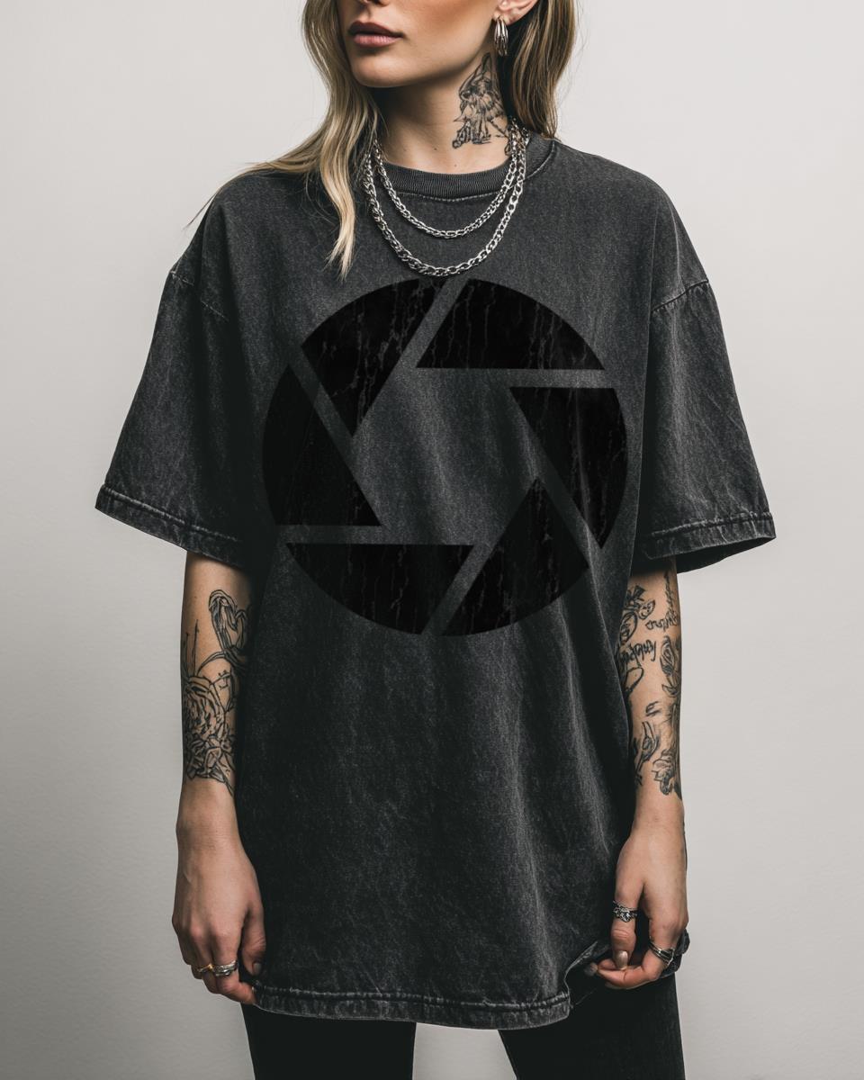 Abstract Geometric Diaphragm Photo T-Shirt – Aesthetic Vector Art for Photographers