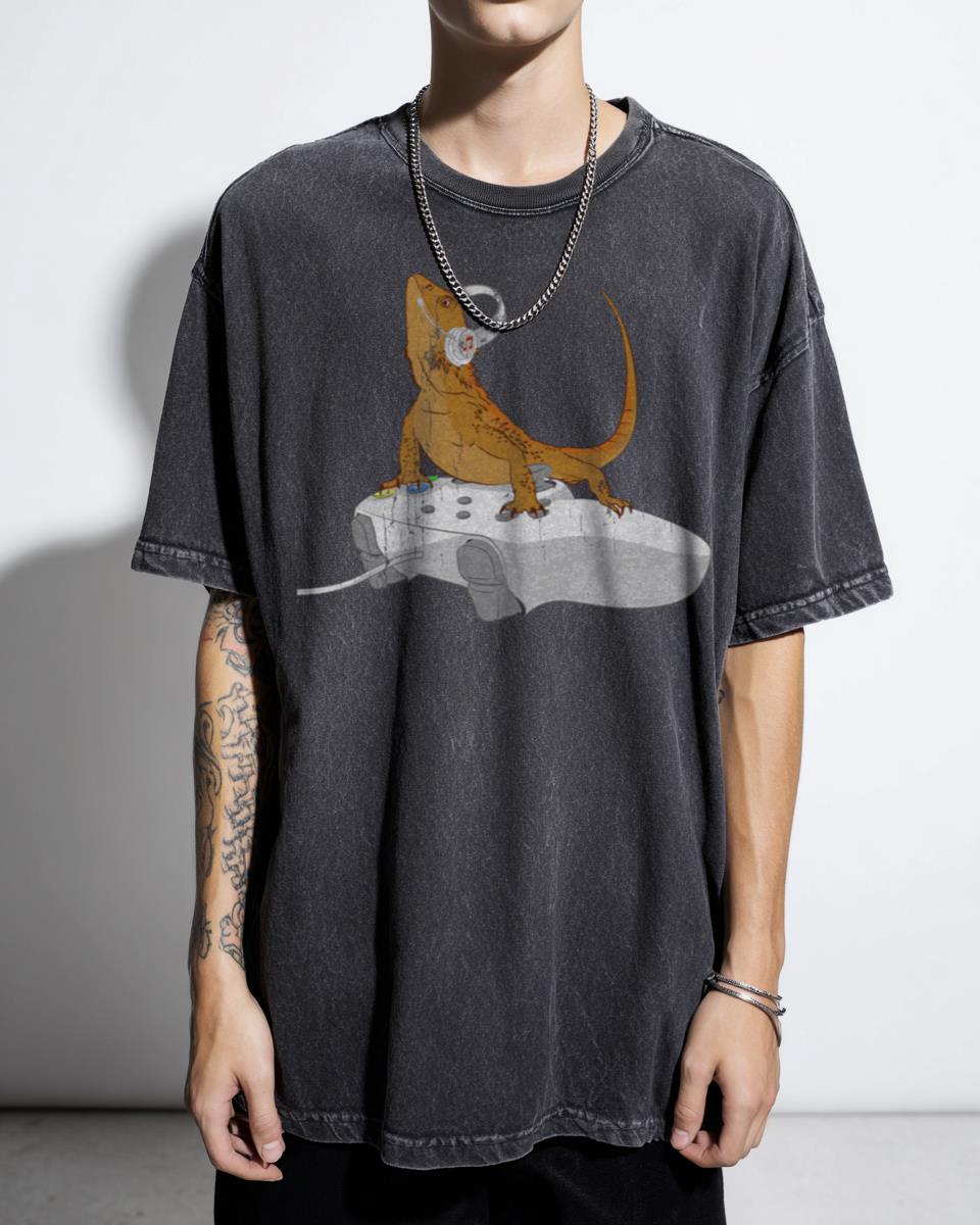 Funny Bearded Dragon Gamer T-Shirt - Beardie Playing Video Games Art